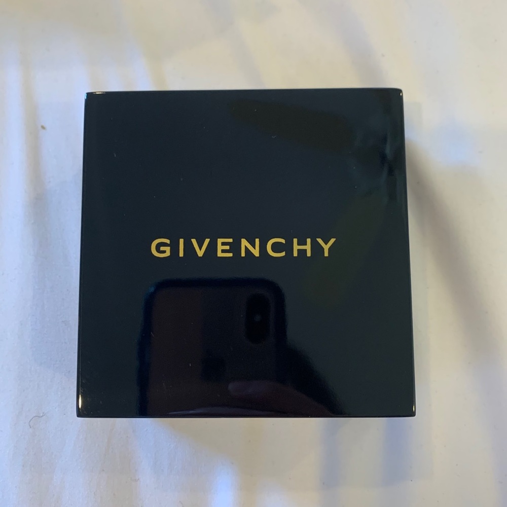 Givenchy
Silver-Tone Crystal Earrings & Necklace - Picture 4 of 8